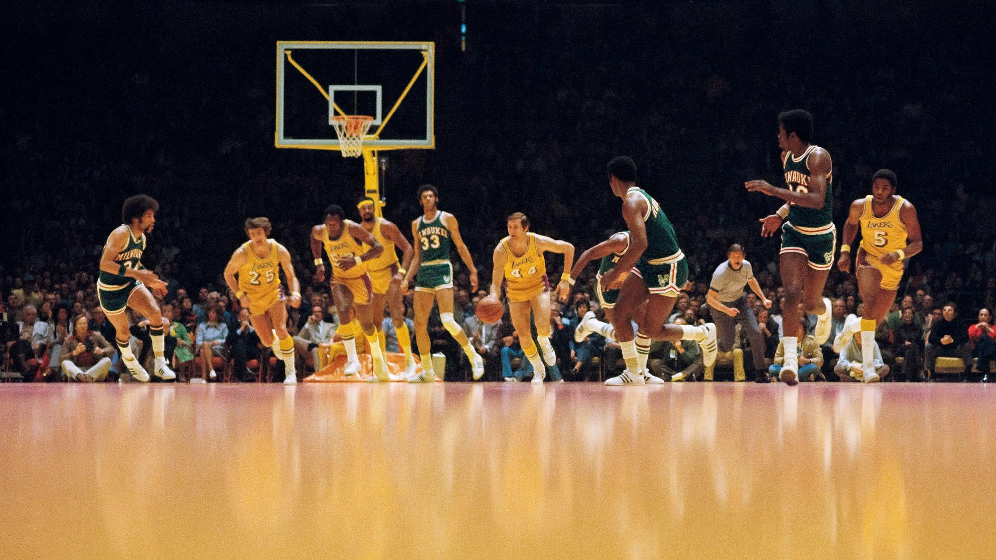 Jerry West dribbelt in einem Spiel gegen die Milwaukee Bucks.