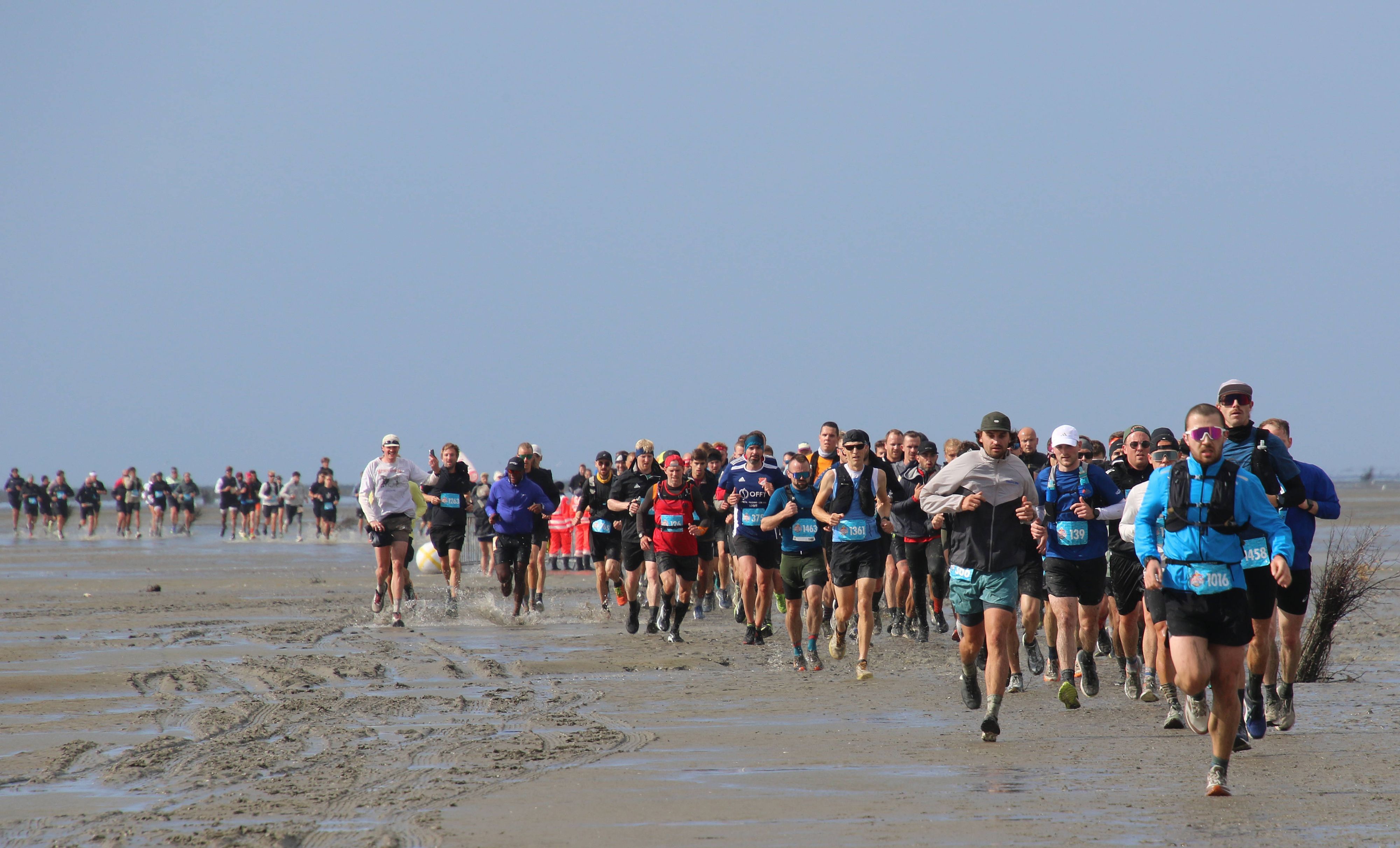 Teilnehmerinnen und Teilnehmer beim 2. Red Bull Wattlauf vom Strand in Duhnen nach Neuwerk und zurück.