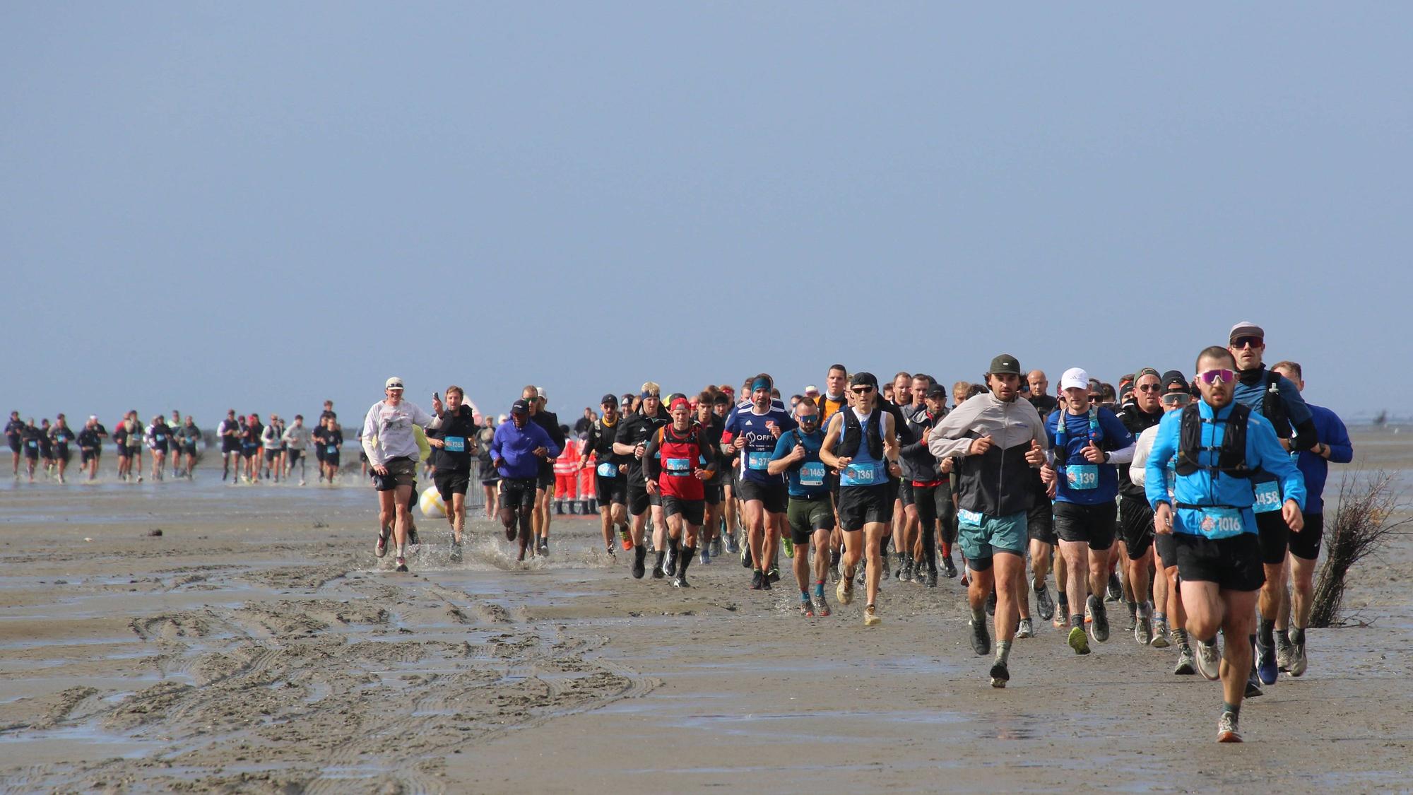 Teilnehmerinnen und Teilnehmer beim 2. Red Bull Wattlauf vom Strand in Duhnen nach Neuwerk und zurück.