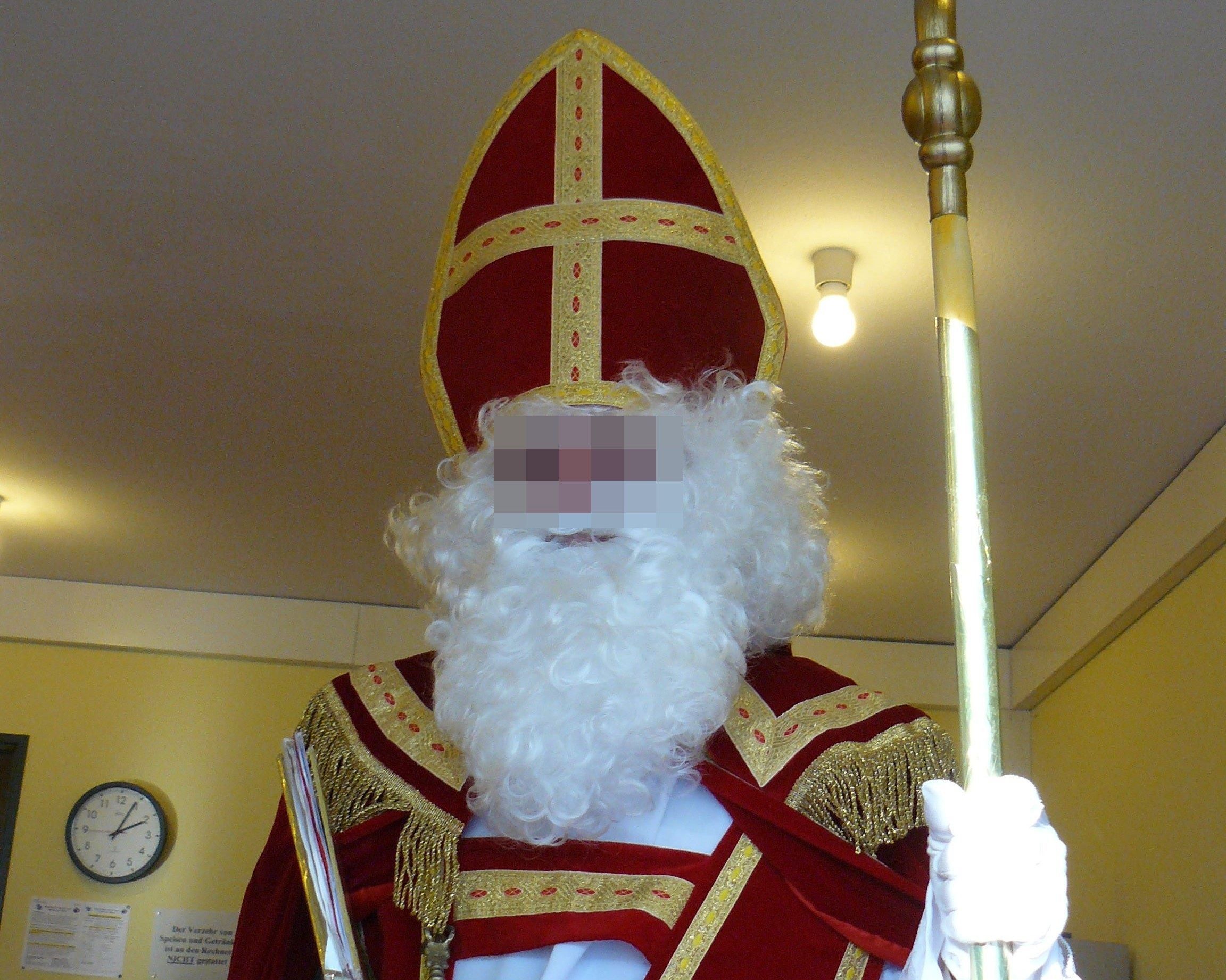 Der Angeklagte im Jahr 2012 in seiner Rolle als Nikolaus für eine Kölner Kirchengemeinde.