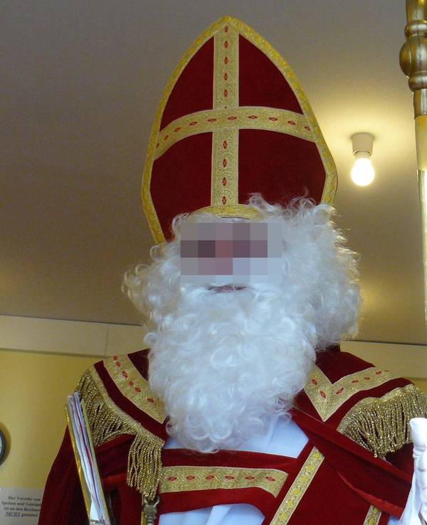 Der Angeklagte im Jahr 2012 in seiner Rolle als Nikolaus für eine Kölner Kirchengemeinde.