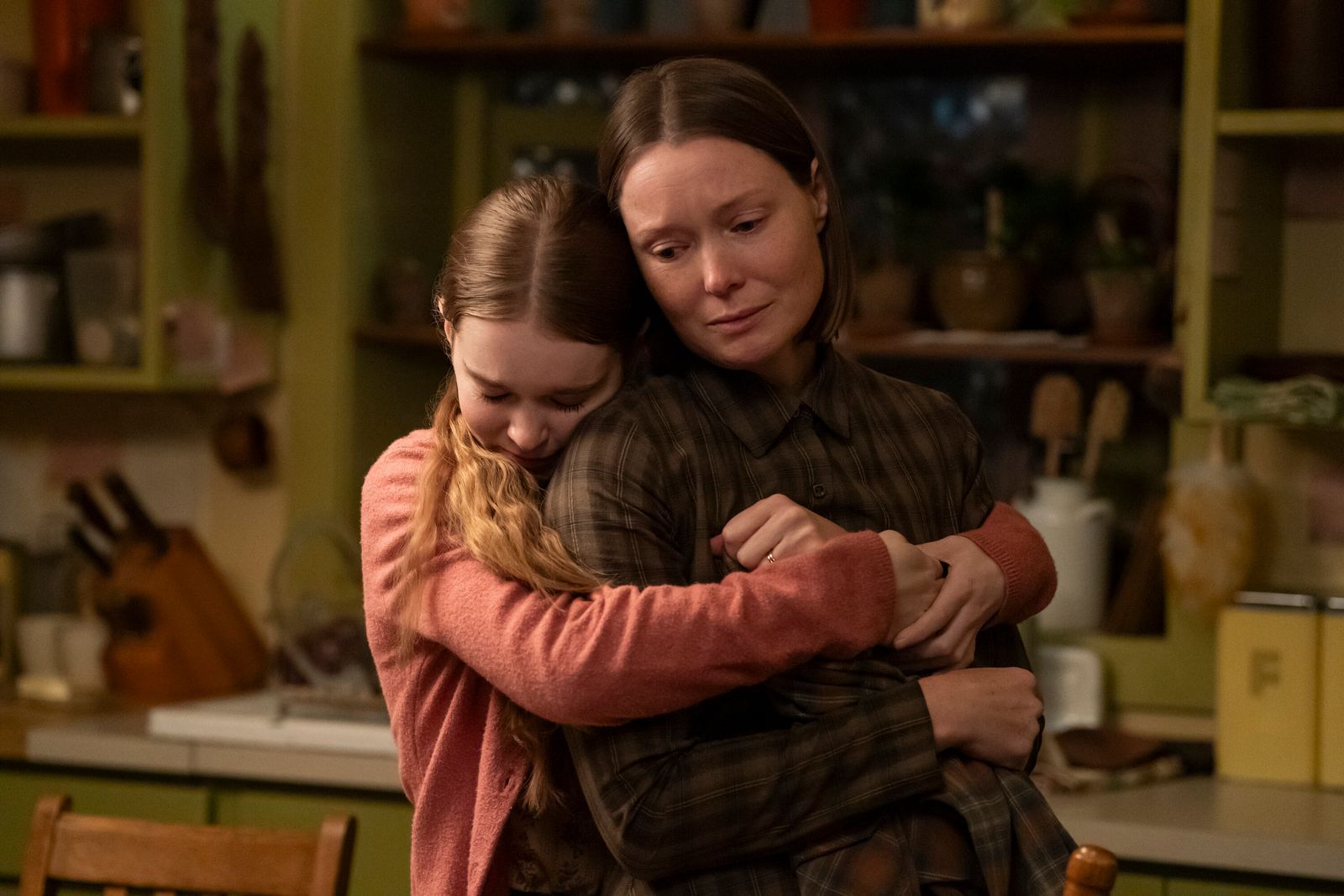 „Carrie“, das Serien-Update 2026: Summer H. Howell spielt Carrie White, Samantha Sloyan ist ihre Mutter Margaret. Erstmals wird die grausame und religiös fundamentalistische Mutterfigur komplexer gezeichnet als in den alten Adaptionen: Diese Mutter kennt auch Zuneigung und Liebe. Das Plot-Drama des Stoffes wird sie jedoch kaum verhindern können. (Bild: © Amazon Content Services LLC)