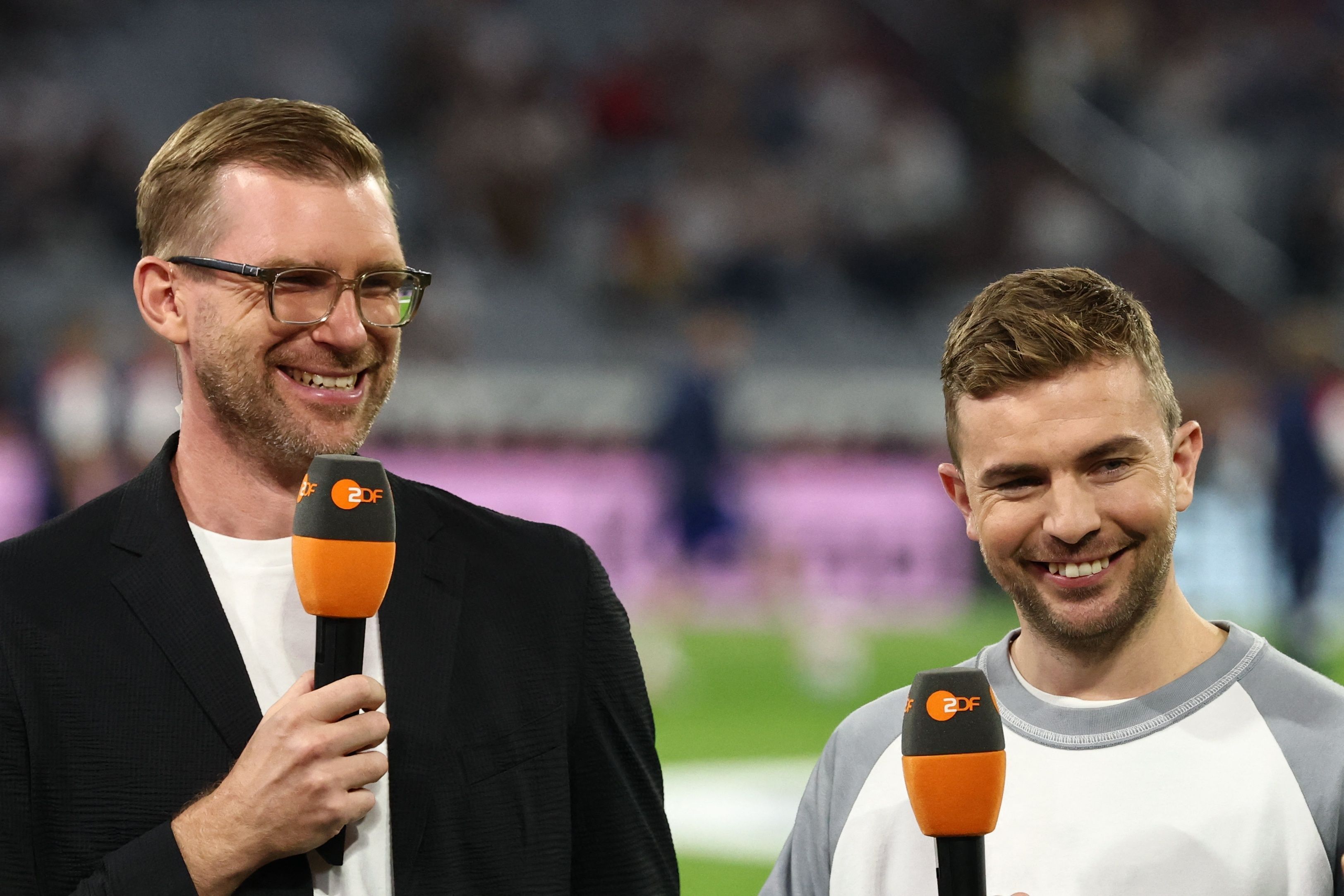 Per Mertesacker und Christoph Kramer mit ZDF-Mikros in der Hand.