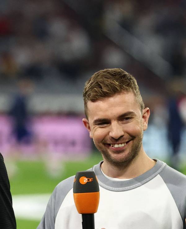 Per Mertesacker und Christoph Kramer mit ZDF-Mikros in der Hand.