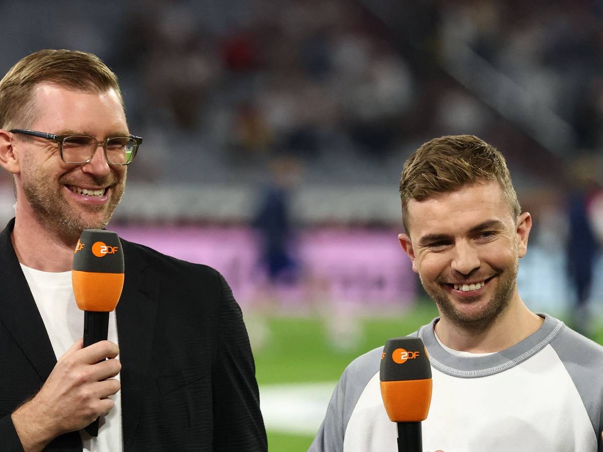 Per Mertesacker und Christoph Kramer mit ZDF-Mikros in der Hand.
