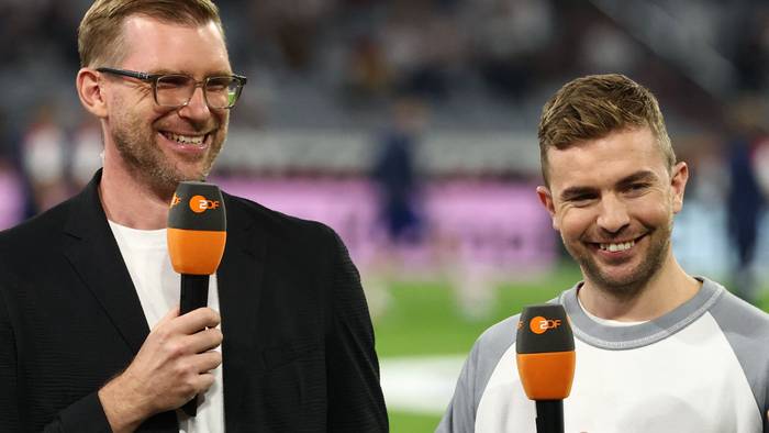 Per Mertesacker und Christoph Kramer mit ZDF-Mikros in der Hand.