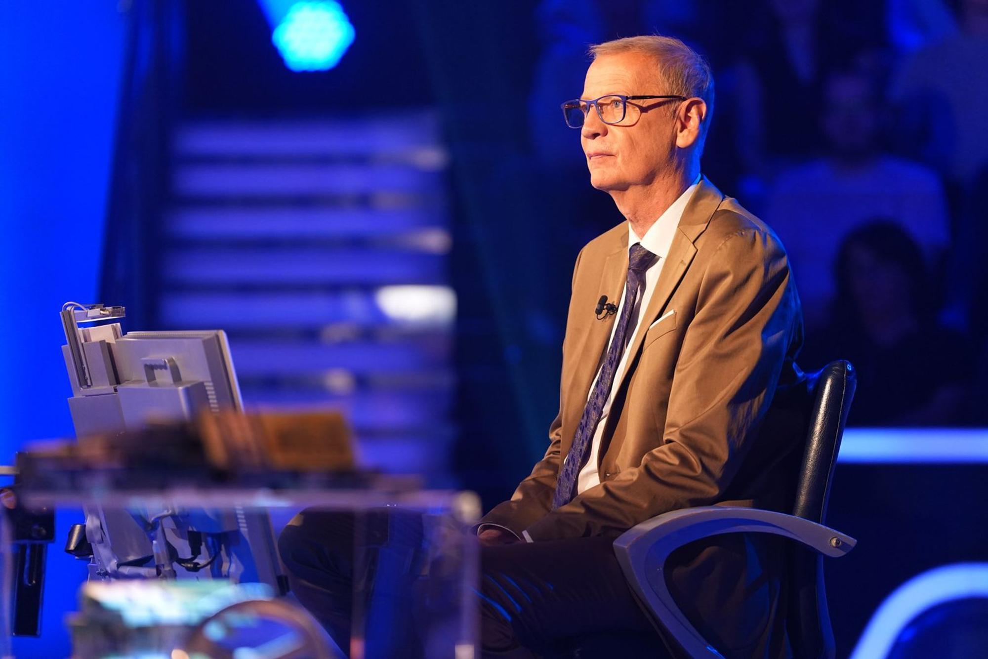 Günther Jauch fühlte sich von seiner Kandidatin gut unterhalten, geriet aber auch an die Grenzen seiner Geduld. (Bild: RTL / Stefan Gregorowius)