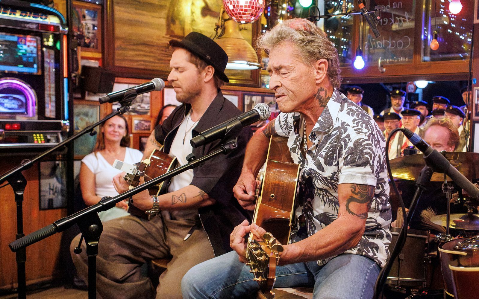 Johannes Oerding (links) und Peter Maffay präsentierten bei „Inas Nacht“ ihren gemeinsamen Song „Weiter“. (Bild: NDR / Morris Mac Matzen)