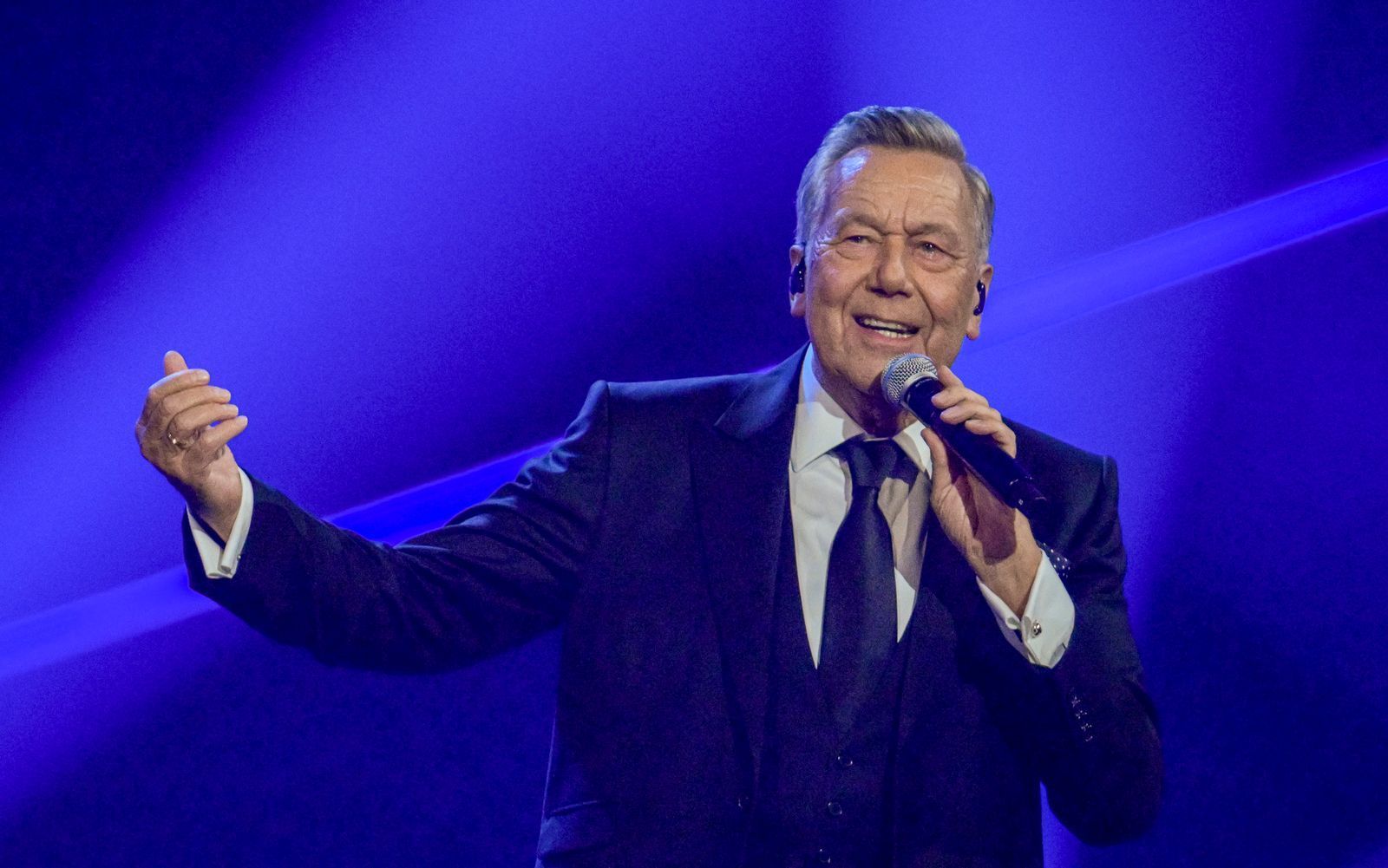 So kennen, so lieben die Fans ihren Roland Kaiser: Live auf der Bühne. Kaiser ist seit über 50 Jahren im Geschäft. (Bild: 2025 Getty Images/Sascha Schuermann)