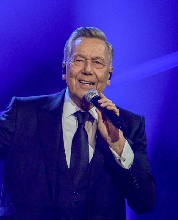 So kennen, so lieben die Fans ihren Roland Kaiser: Live auf der Bühne. Kaiser ist seit über 50 Jahren im Geschäft. (Bild: 2025 Getty Images/Sascha Schuermann)