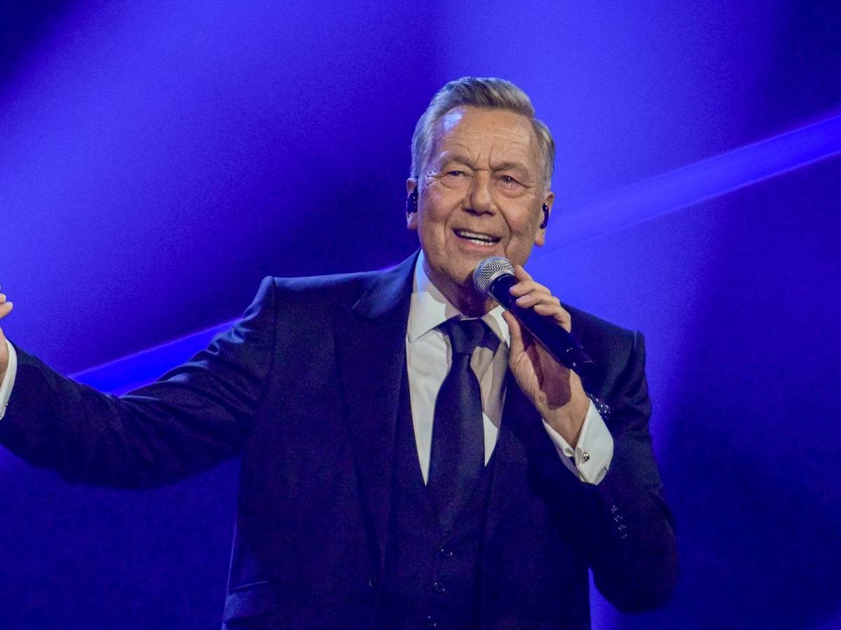 So kennen, so lieben die Fans ihren Roland Kaiser: Live auf der Bühne. Kaiser ist seit über 50 Jahren im Geschäft. (Bild: 2025 Getty Images/Sascha Schuermann)