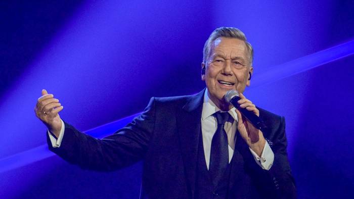 So kennen, so lieben die Fans ihren Roland Kaiser: Live auf der Bühne. Kaiser ist seit über 50 Jahren im Geschäft. (Bild: 2025 Getty Images/Sascha Schuermann)