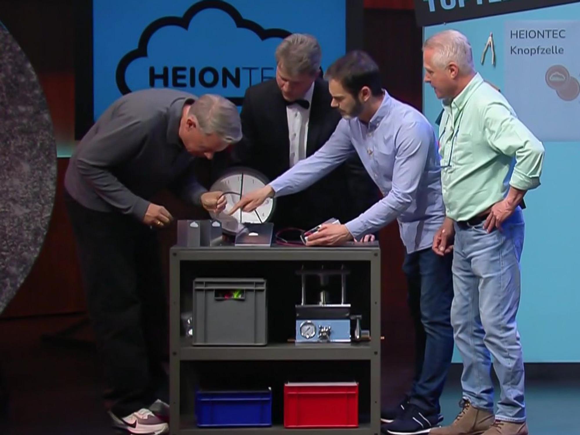 Frank Thelen wollte sich selbst von dem Produkt von Heiontec überzeugen. (Bild: RTL)