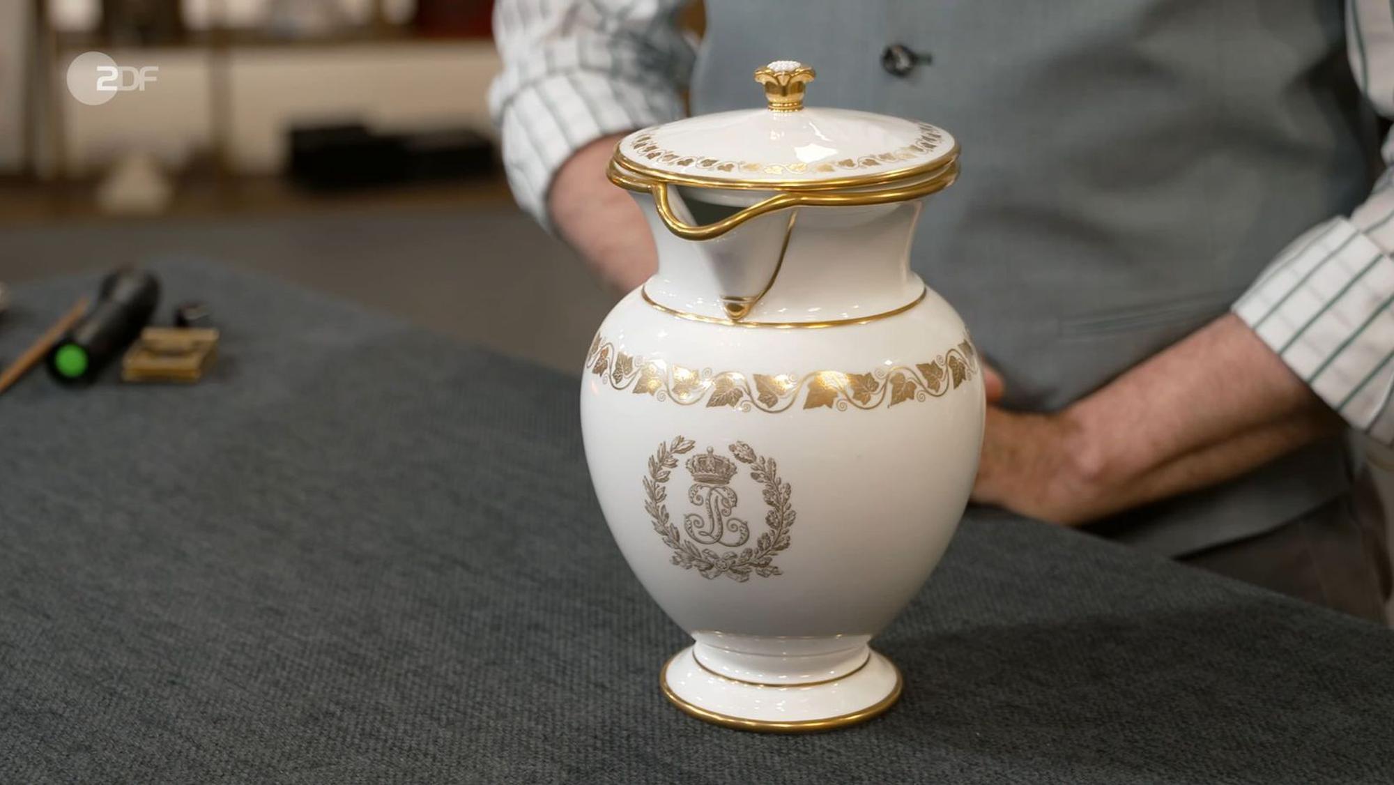 Die Heißwasserkanne „Service des Princes“ aus Porzellan von 1843 stammte aus dem Hause des französischen Königs Louis-Philippe I. und war 600 bis 800 Euro wert.
(Bild: ZDF)