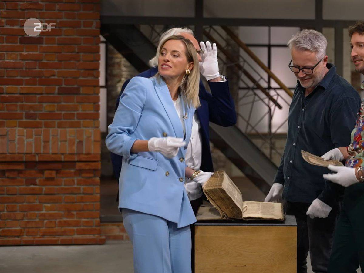„Das ist ein Schatz!“, erkannte das „Bares für Rares“-Händlerteam sofort den unbezahlbaren Wert der Rarität. Dabei dachte die Verkäuferin anfangs noch: „Hier bist du total verkehrt ...“
(Bild: ZDF)