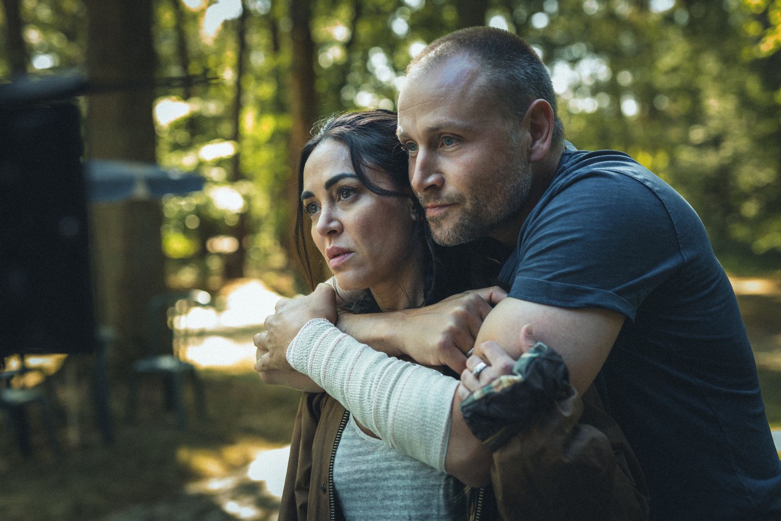 Ben Sandmann (Max Riemelt) hat seiner Frau Kathrin (Mona Pirzad) die Affäre mit ihrem Getränkelieferanten angeblich verziehen, wenn auch nicht vergessen. Doch in letzter Zeit erkennt Kathrin unangenehme Veränderungen an ihrem Mann ...  (Bild: ZDF/Sofie Gheysens)
