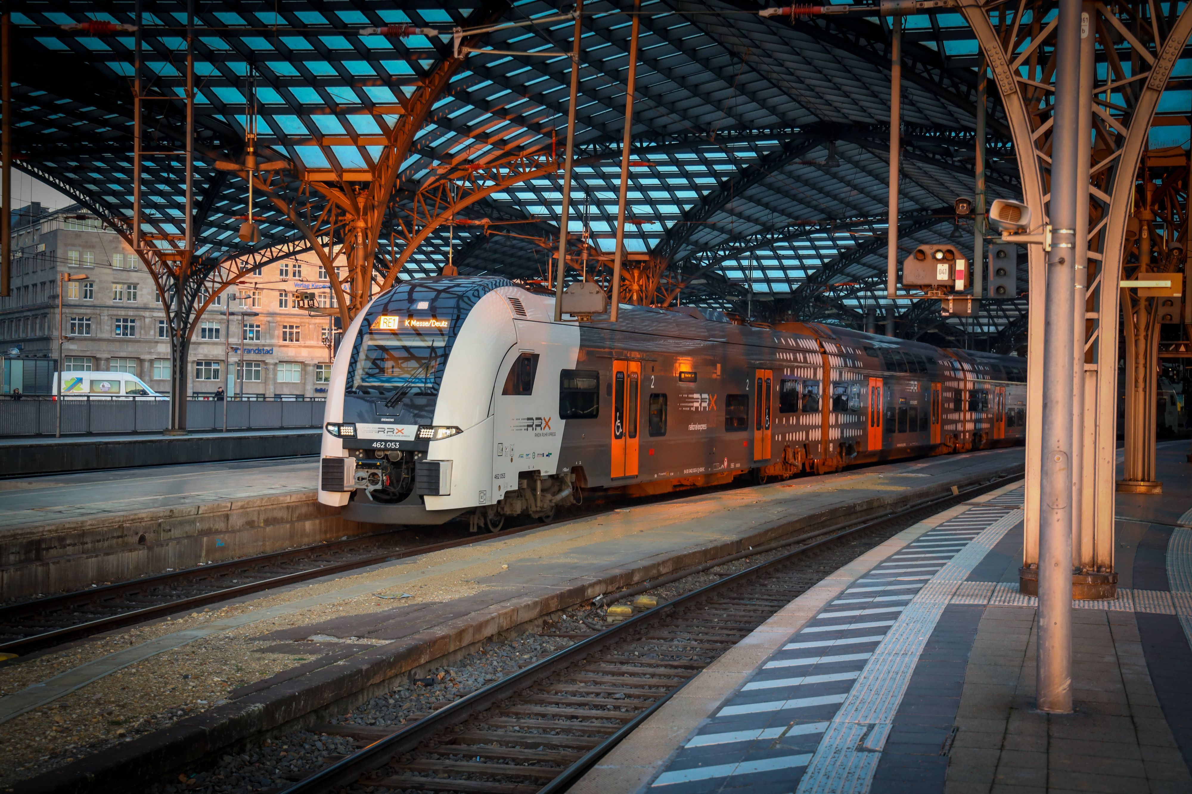 Der RE1 fährt im Kölner Hauptbahnhof ab.