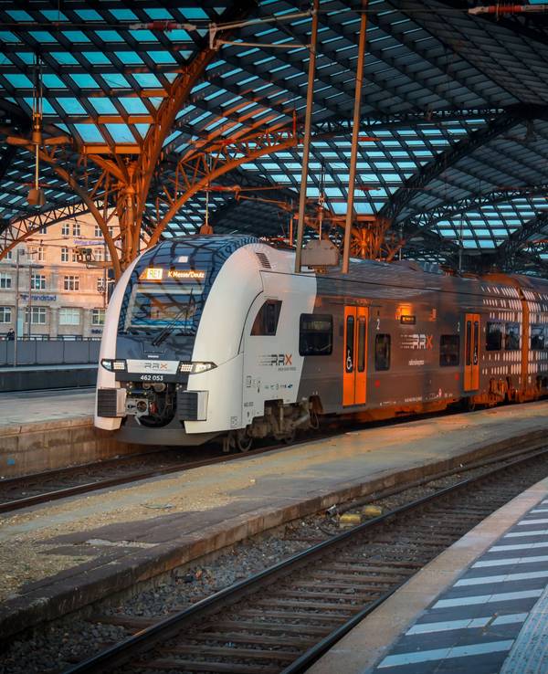 Der RE1 fährt im Kölner Hauptbahnhof ab.