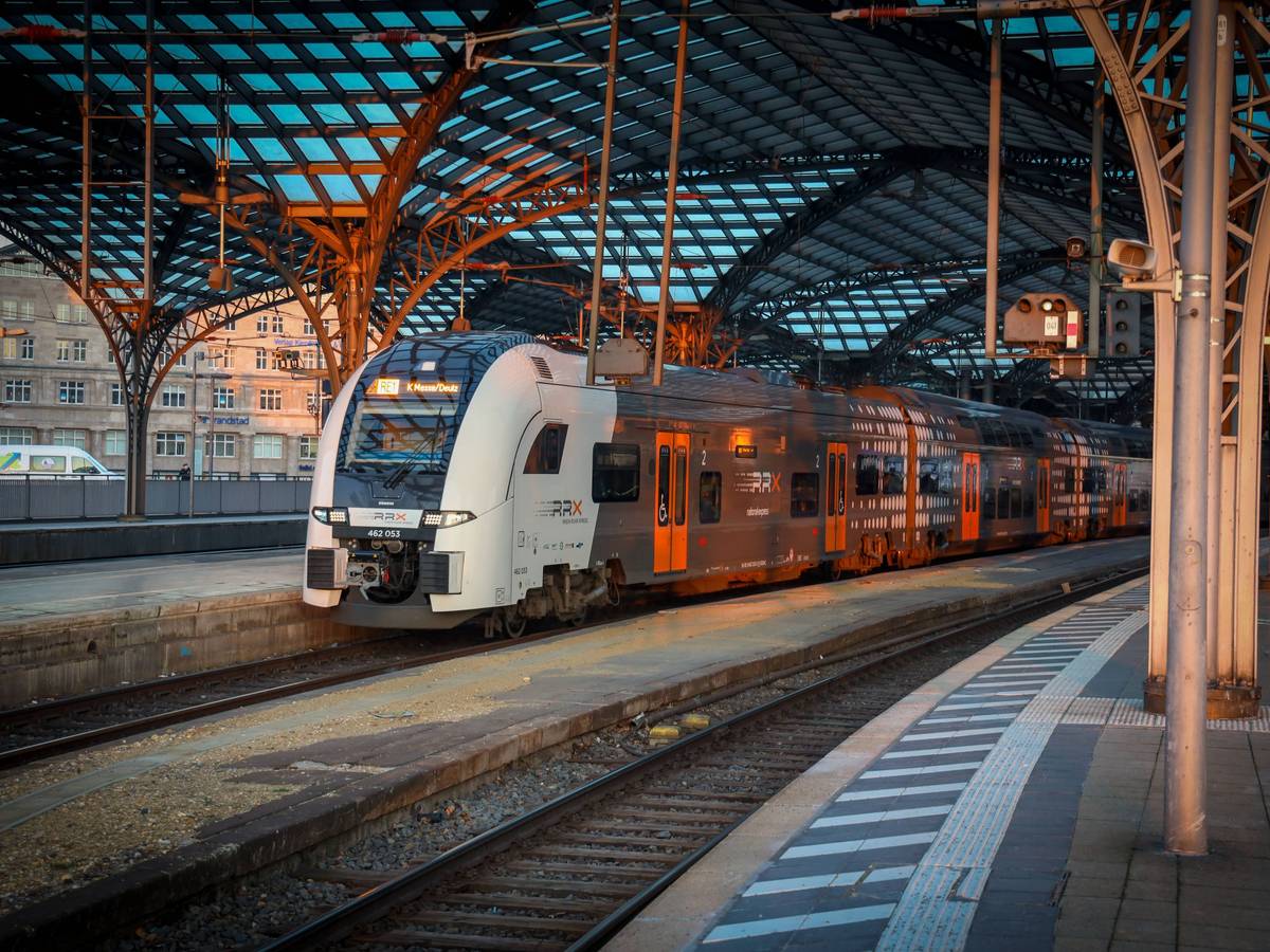 Der RE1 fährt im Kölner Hauptbahnhof ab.