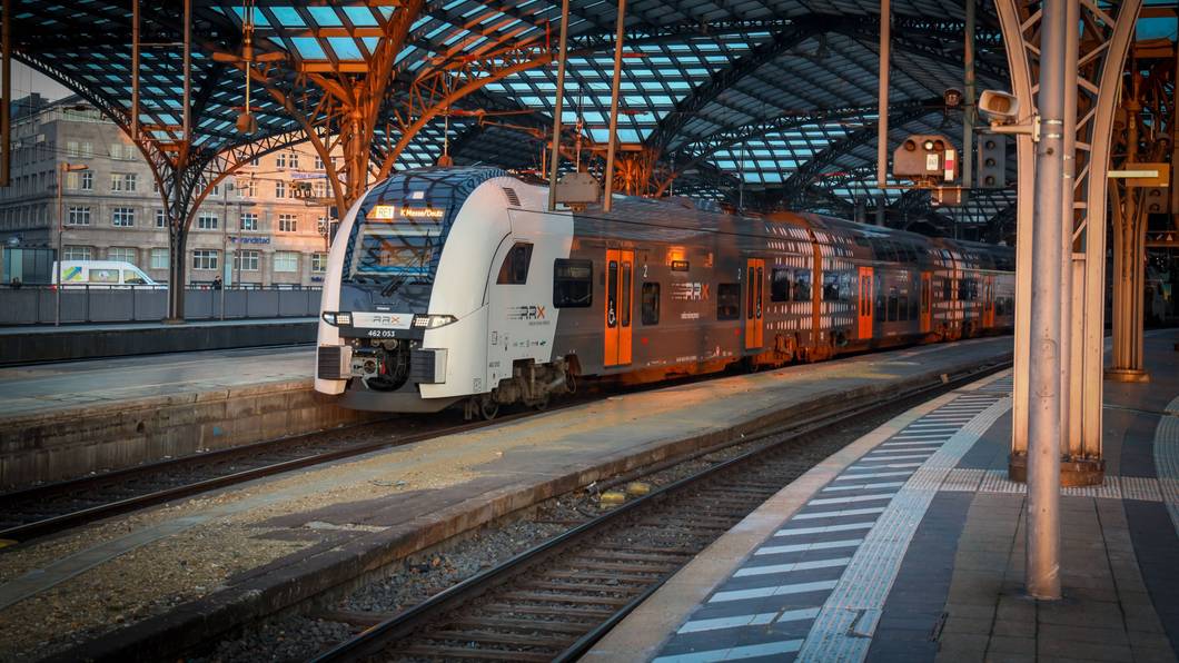 Der RE1 fährt im Kölner Hauptbahnhof ab.