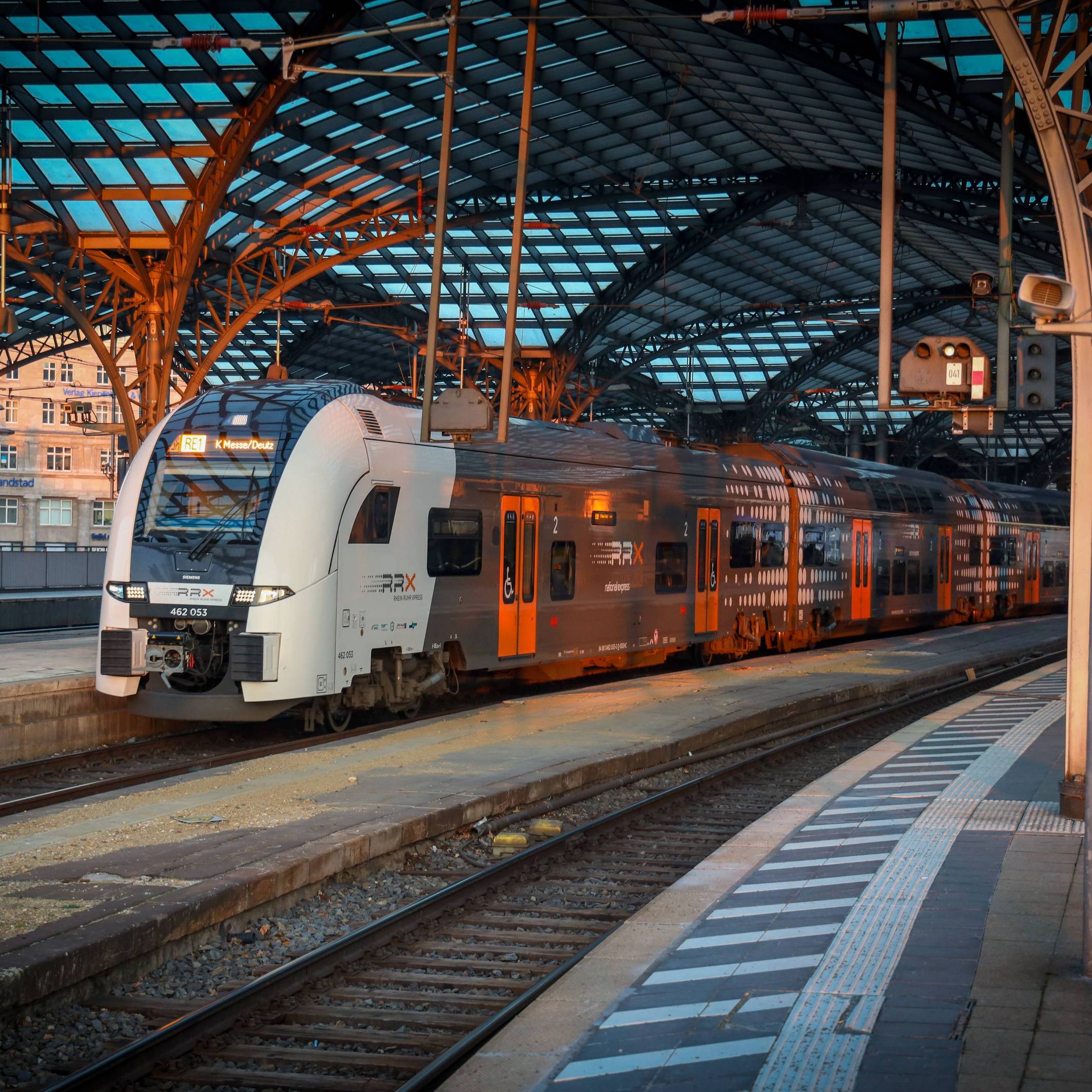 Der RE1 fährt im Kölner Hauptbahnhof ab.
