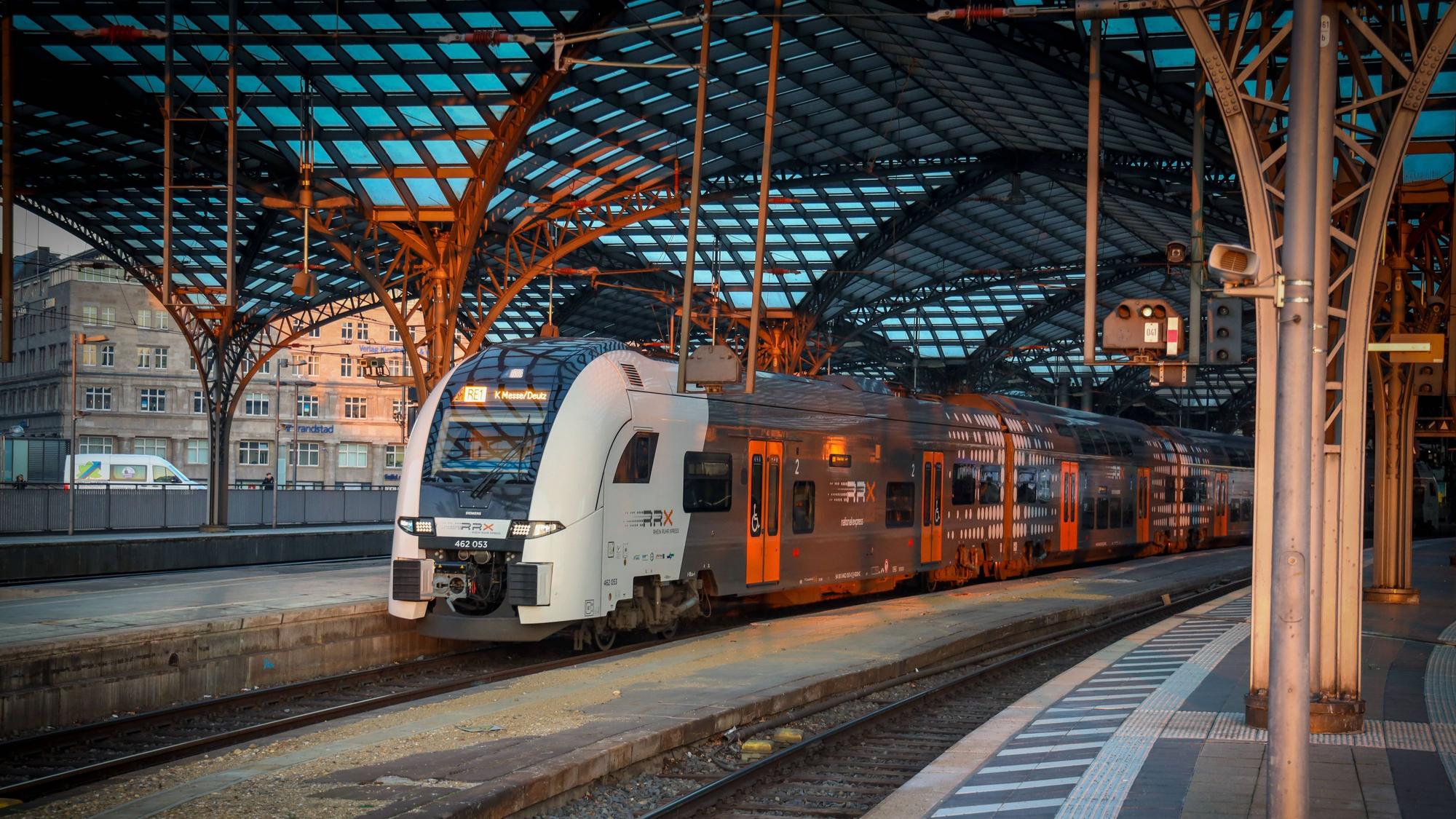 Der RE1 fährt im Kölner Hauptbahnhof ab.