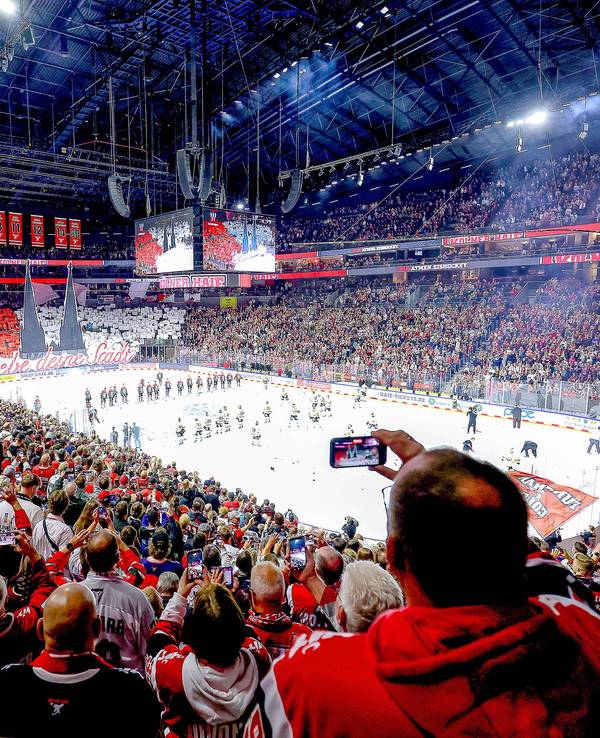 Ein Weitwinkel-Bild aus der vollen Lanxess-Arena, während die Haie-Fans auf der Südtribüne eine rot-weiße Dom-Choreografie zeigen.