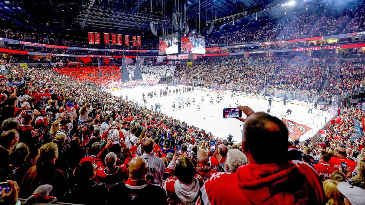 Ein Weitwinkel-Bild aus der vollen Lanxess-Arena, während die Haie-Fans auf der Südtribüne eine rot-weiße Dom-Choreografie zeigen.