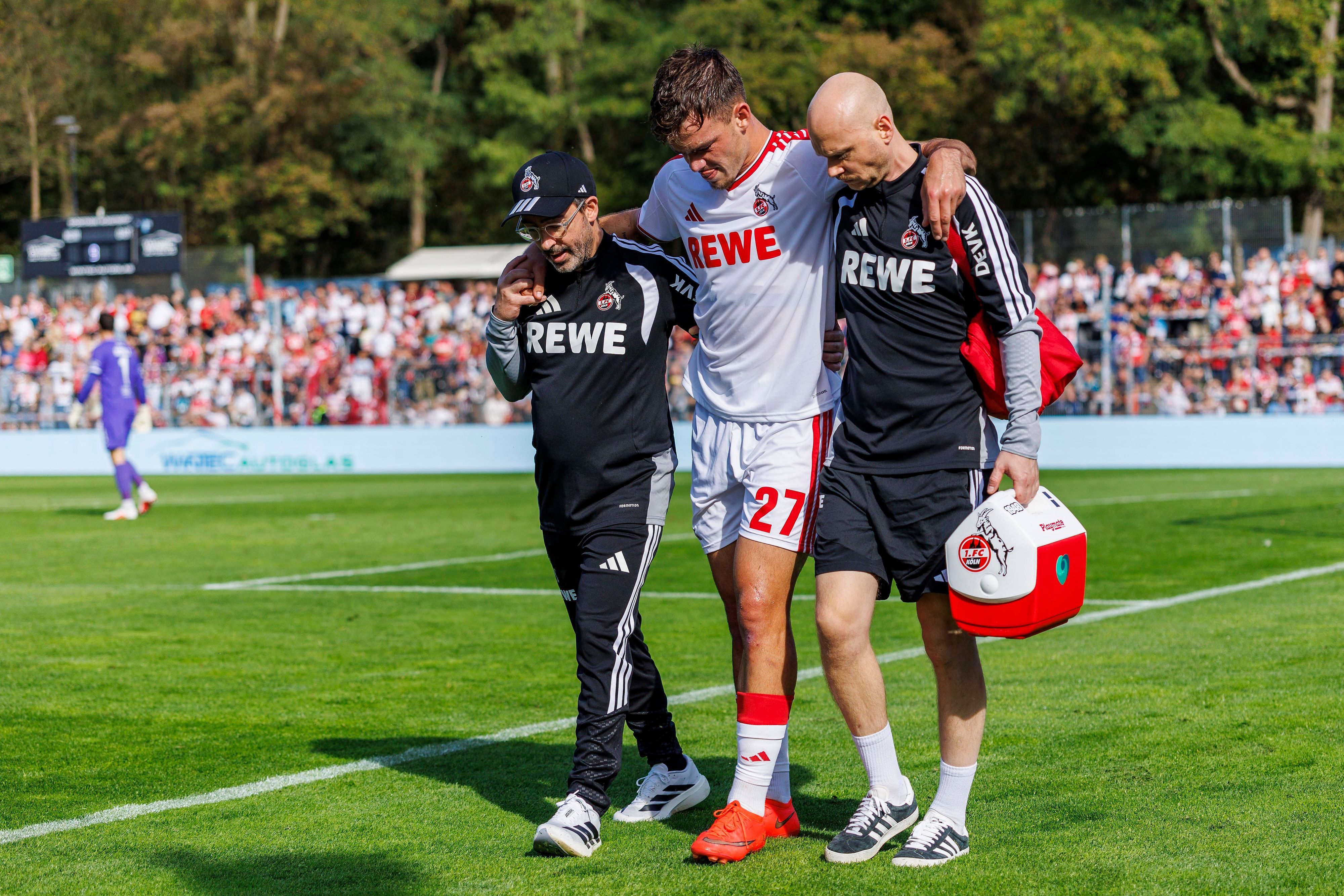 Thijs Dallinga (1. FC Köln) musste beim Testspiel gegen Viktoria Köln verletzt vom Platz gebracht werden.