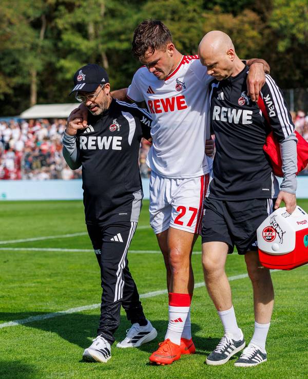 Thijs Dallinga (1. FC Köln) musste beim Testspiel gegen Viktoria Köln verletzt vom Platz gebracht werden.