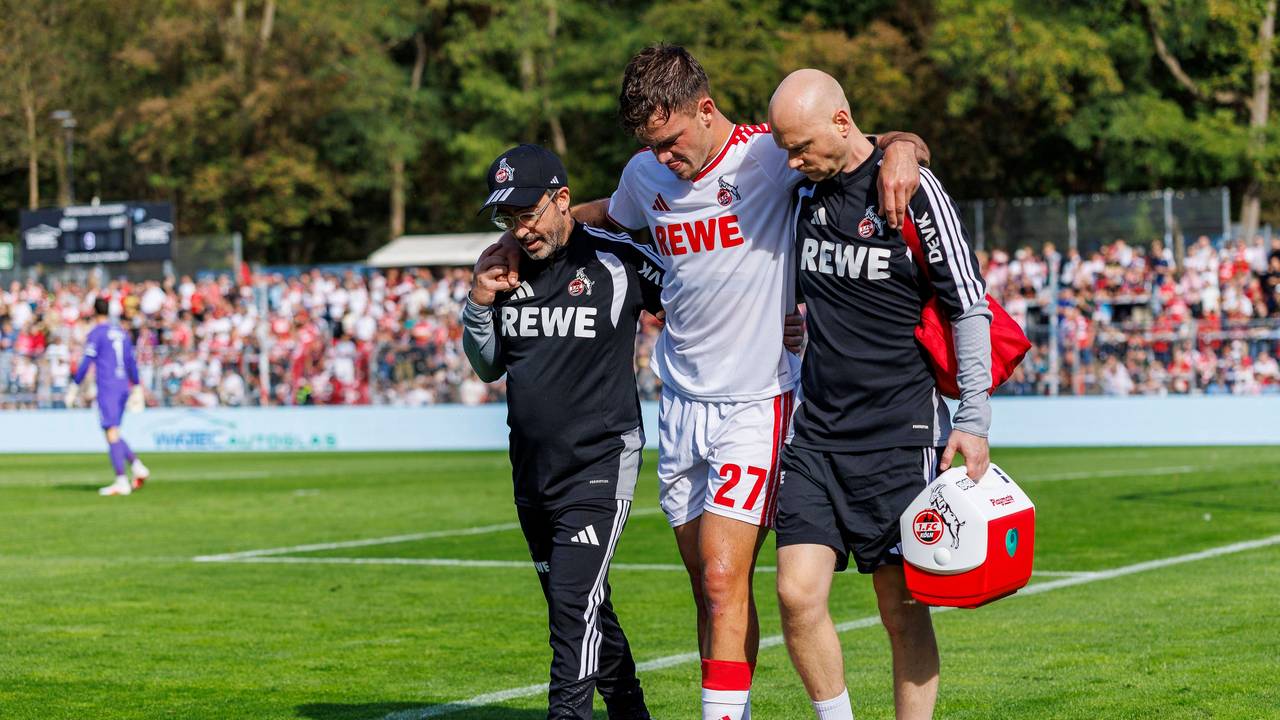Thijs Dallinga (1. FC Köln) musste beim Testspiel gegen Viktoria Köln verletzt vom Platz gebracht werden.