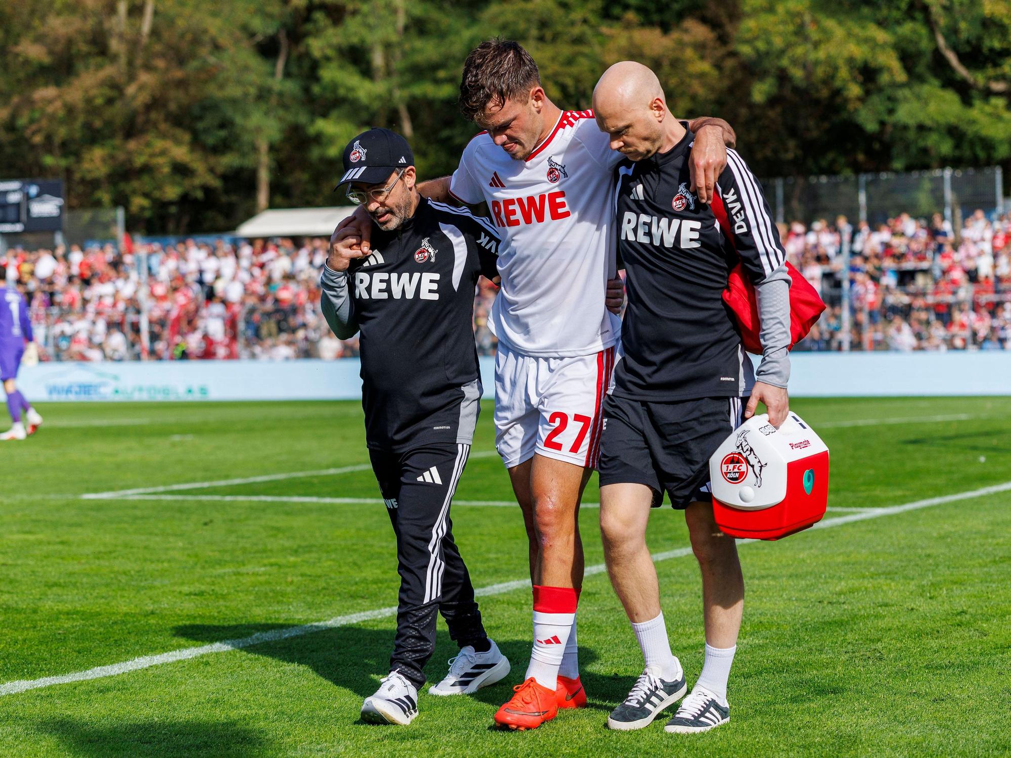 Thijs Dallinga (1. FC Köln) musste beim Testspiel gegen Viktoria Köln verletzt vom Platz gebracht werden.