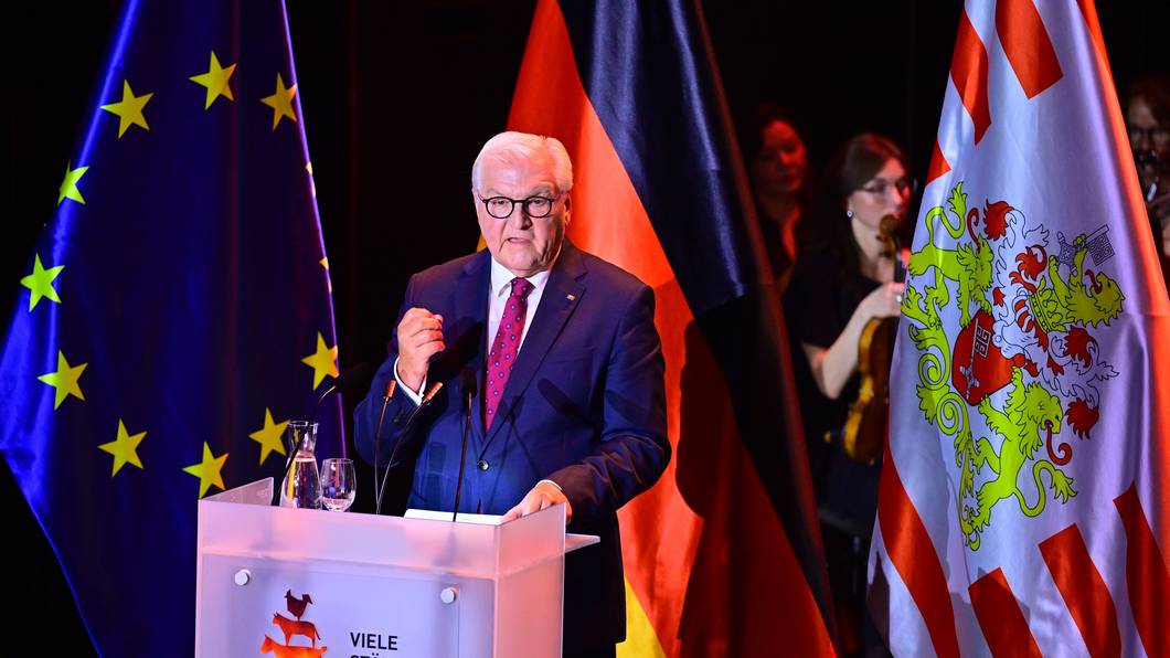 Bundespräsident Frank-Walter Steinmeier spricht beim Festakt zum Tag der Deutschen Einheit im Konzerthaus „Zur Glocke“ in Bremen.