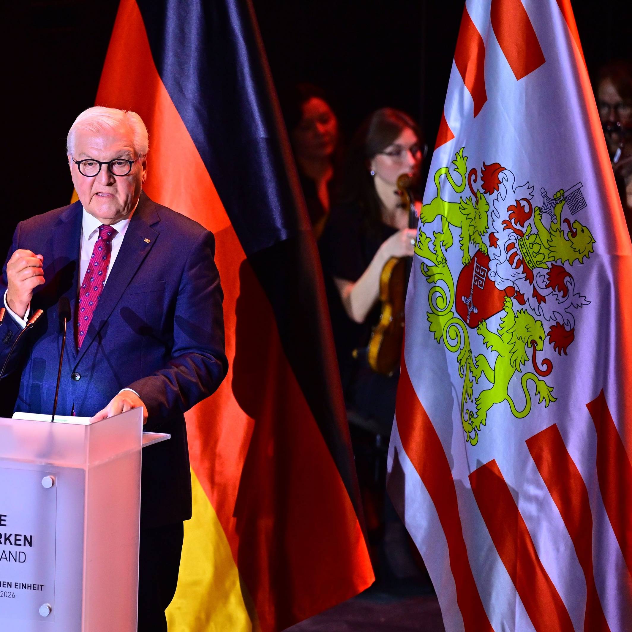 Bundespräsident Frank-Walter Steinmeier spricht beim Festakt zum Tag der Deutschen Einheit im Konzerthaus „Zur Glocke“ in Bremen.