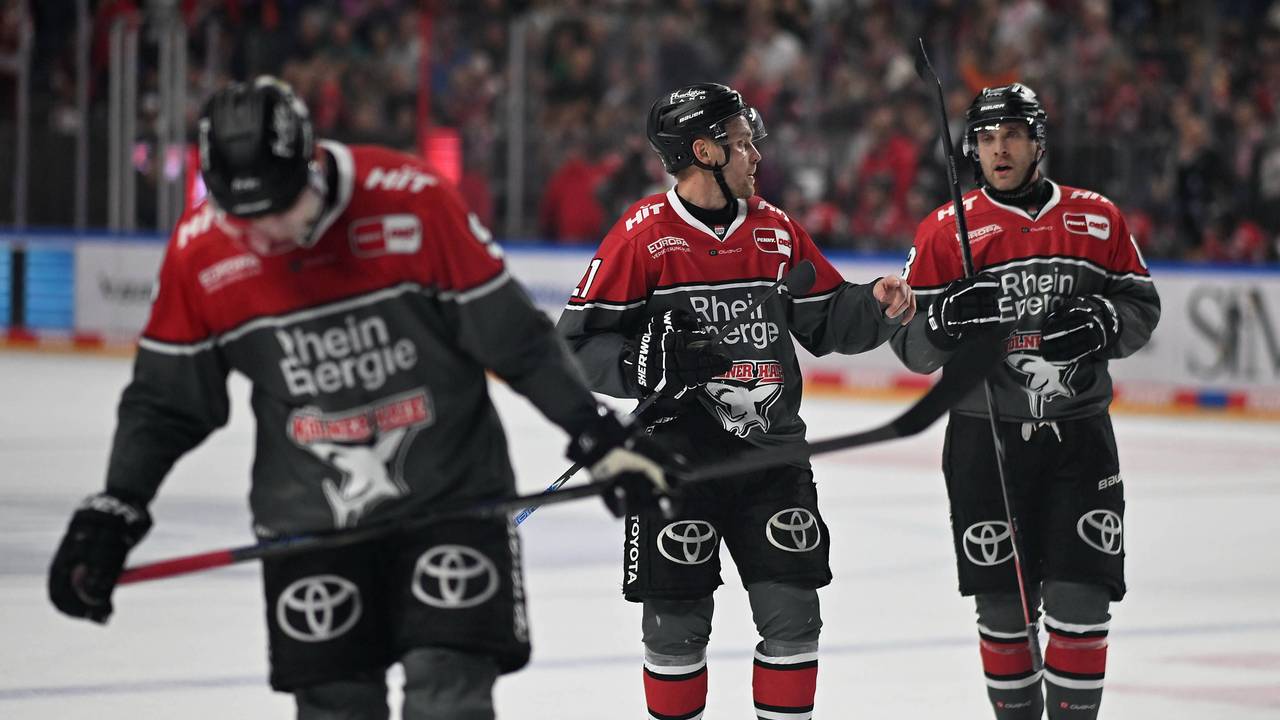 Maximilian Kammerer fährt mit gesenktem Kopf übers Eis, hinter ihm sind Juhani Tyrväinen und Patrick Russell.