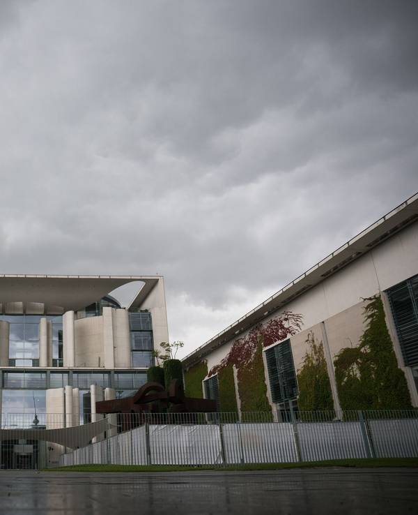 Kanzleramt unter Wolken