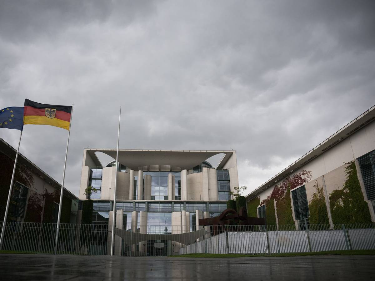 Kanzleramt unter Wolken
