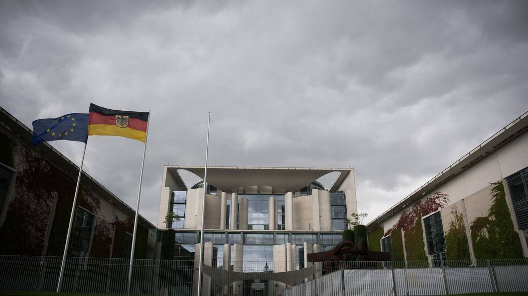 Kanzleramt unter Wolken