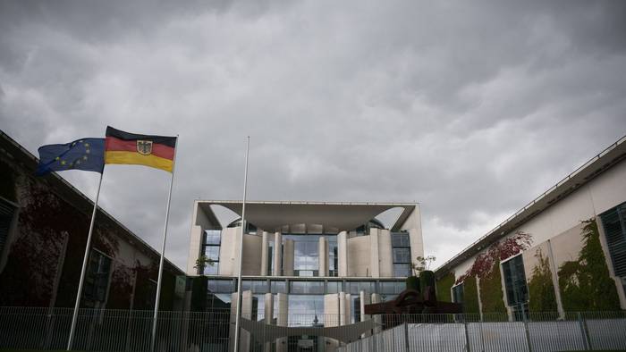 Kanzleramt unter Wolken