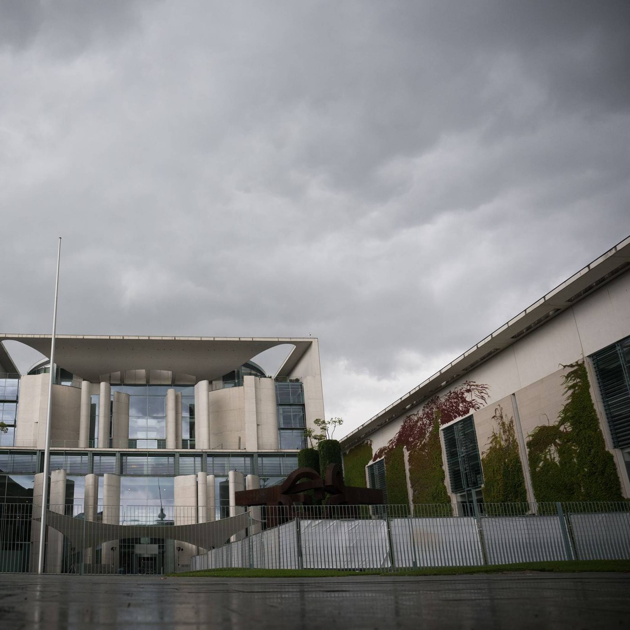 Kanzleramt unter Wolken