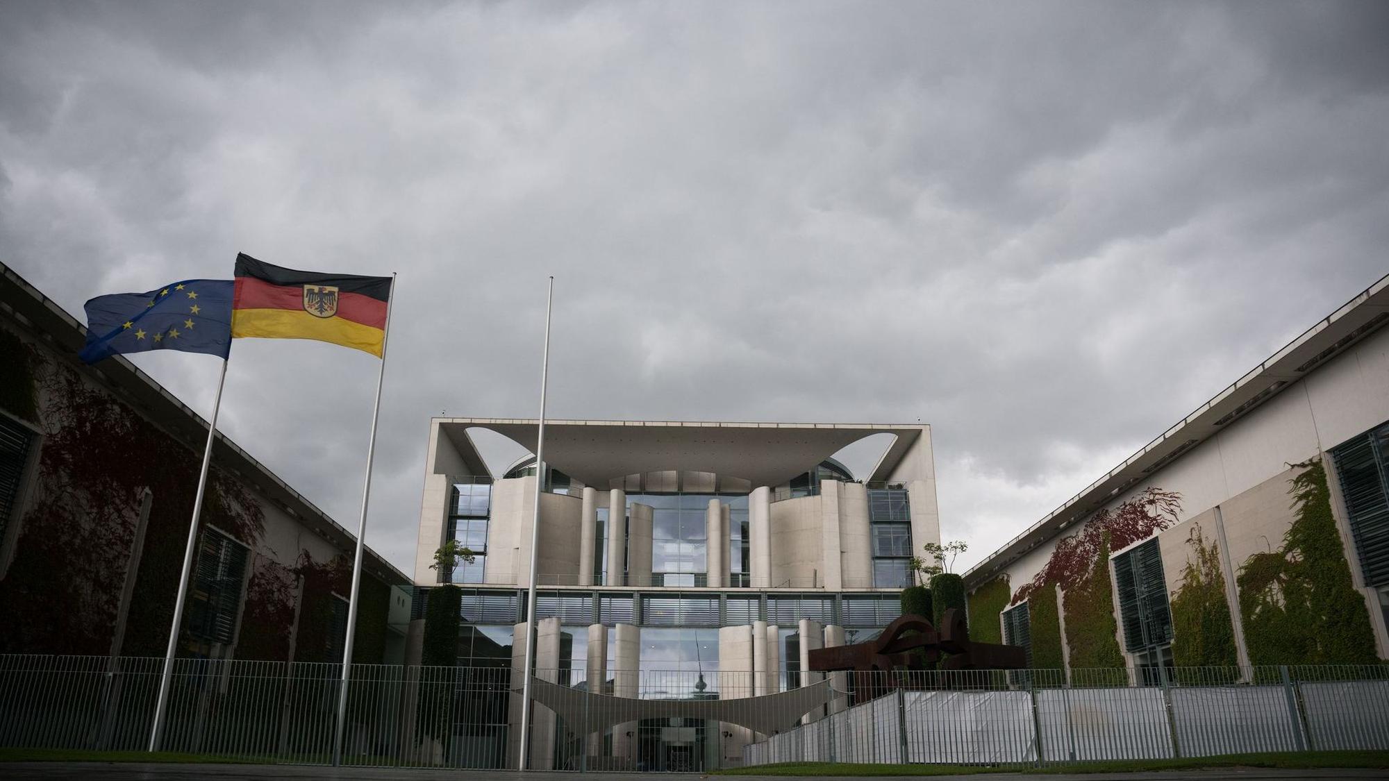 Kanzleramt unter Wolken