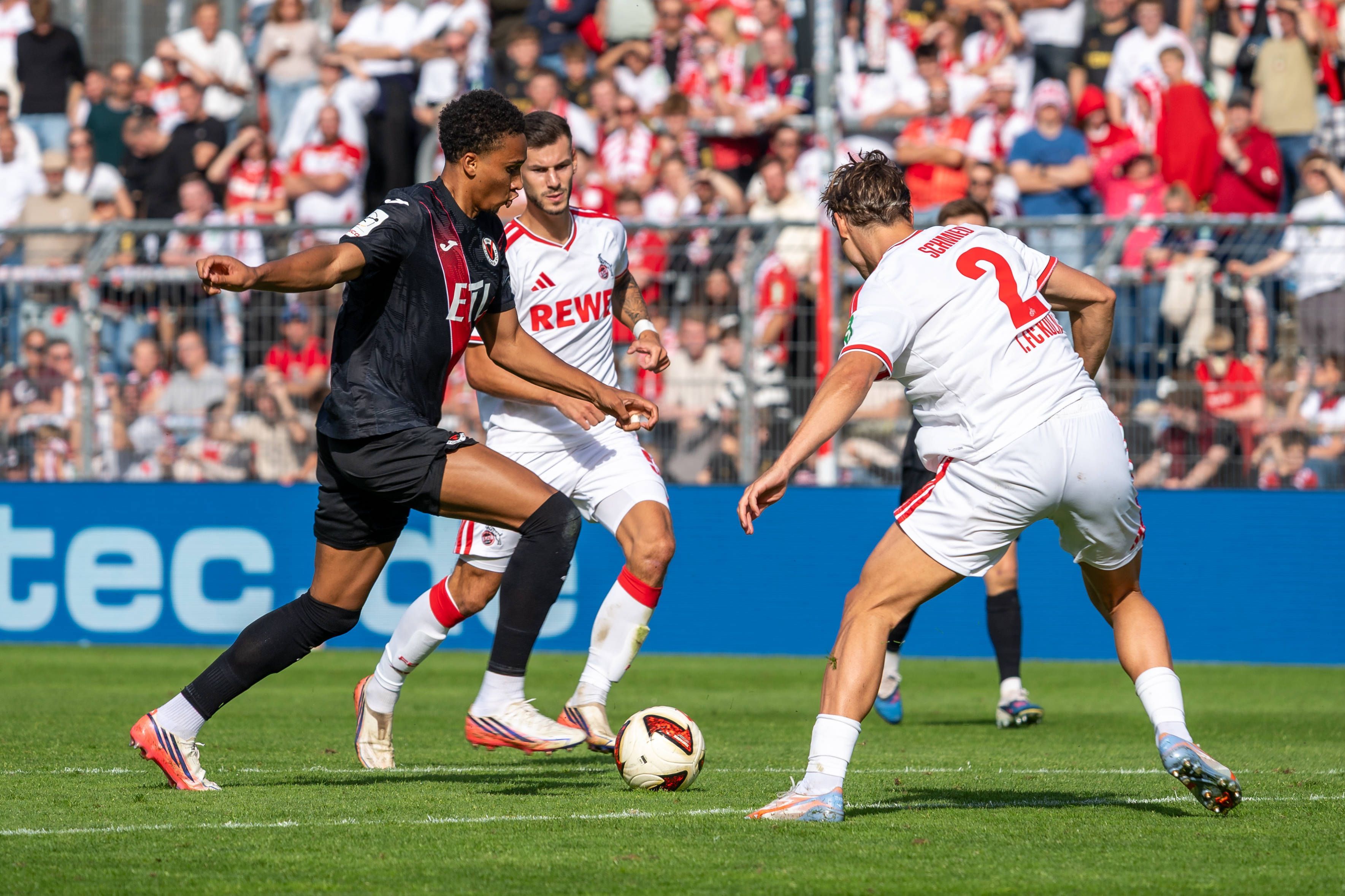 Noah Maboulou schießt, Joel Schmied und Tom Krauß schauen zu.