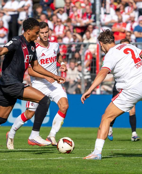 Noah Maboulou schießt, Joel Schmied und Tom Krauß schauen zu.
