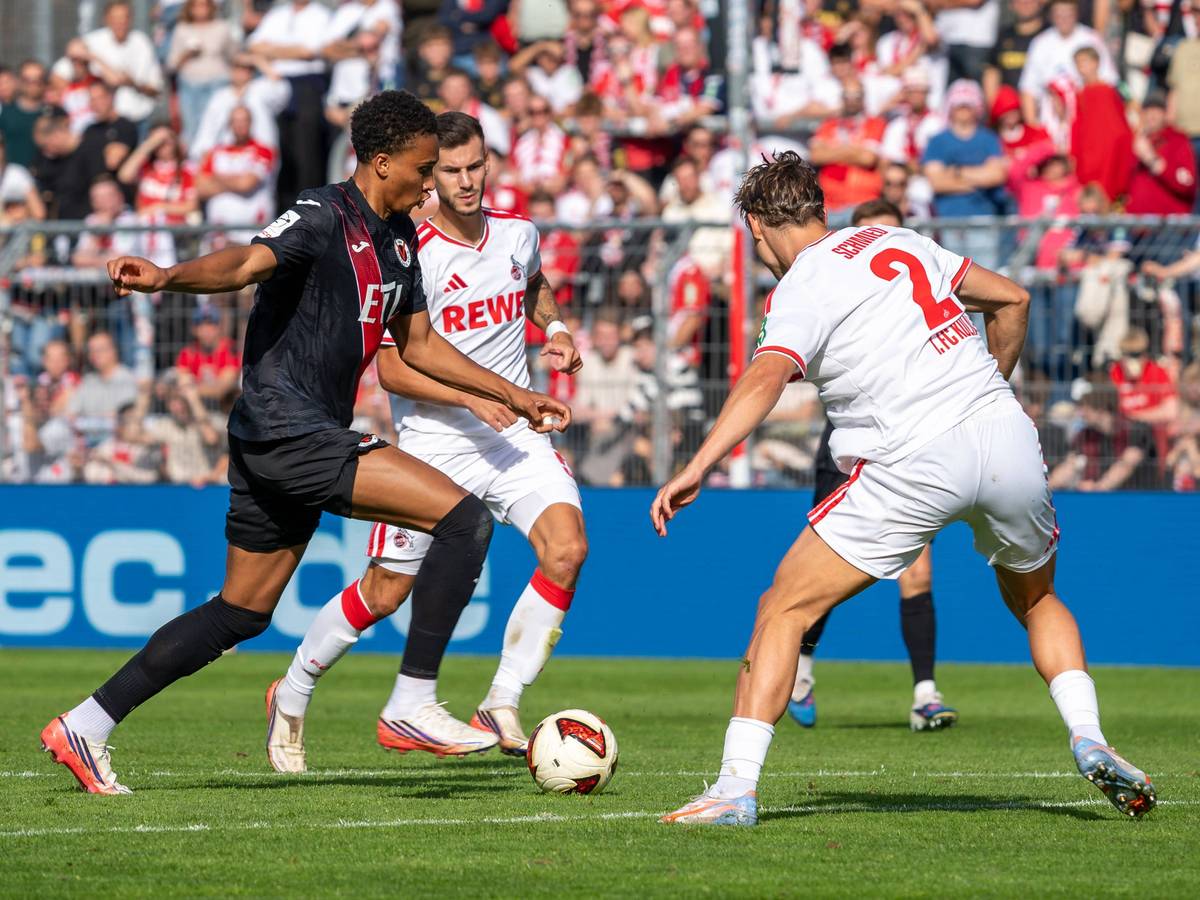 Noah Maboulou schießt, Joel Schmied und Tom Krauß schauen zu.