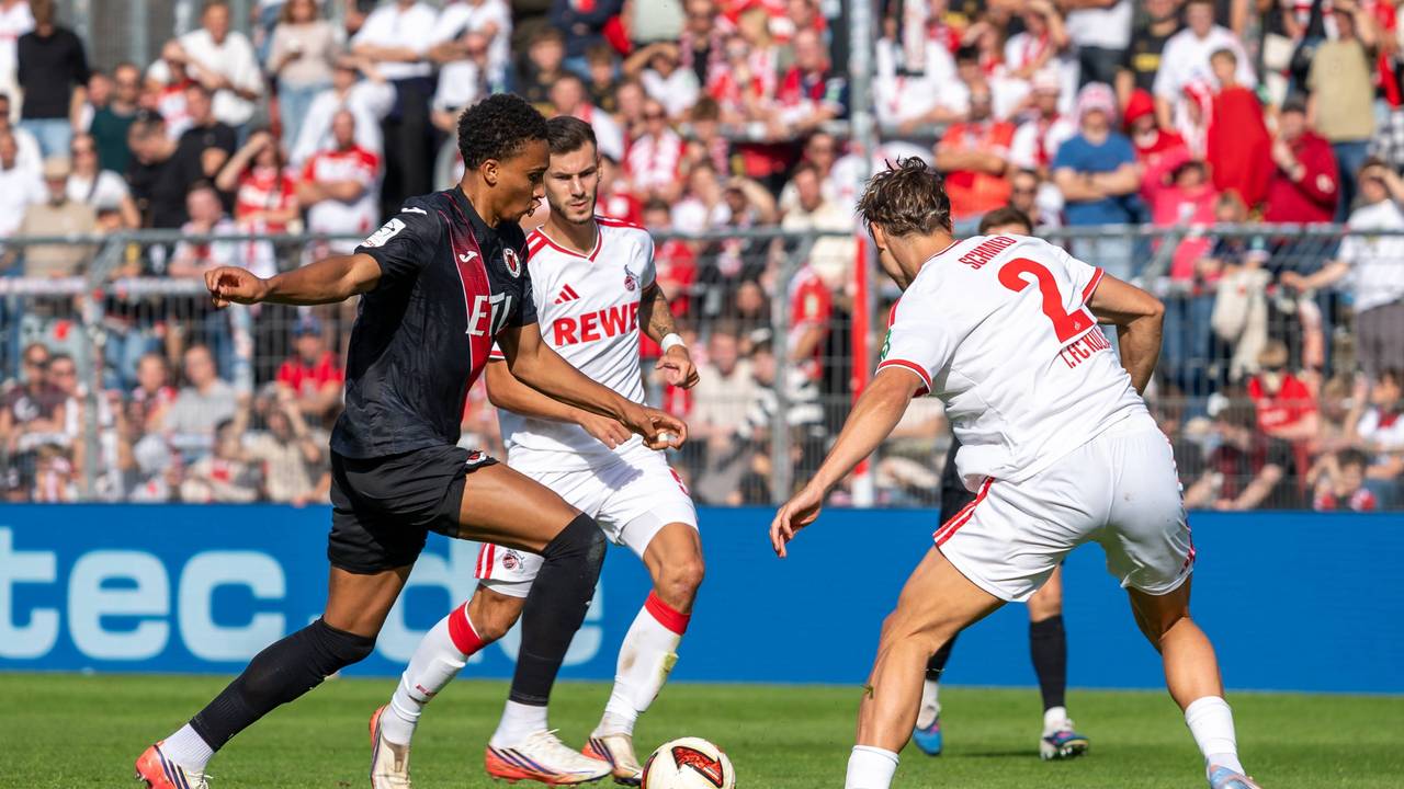 Noah Maboulou schießt, Joel Schmied und Tom Krauß schauen zu.
