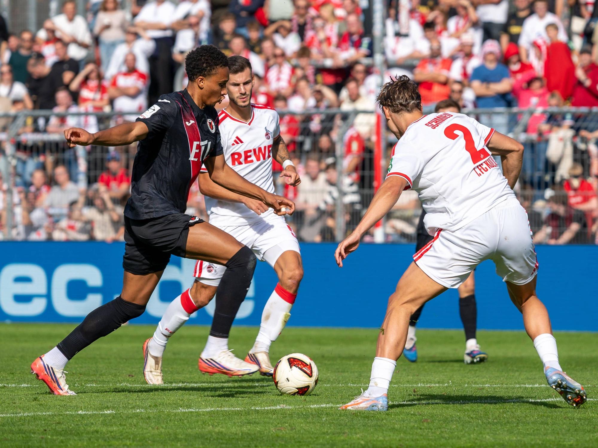 Noah Maboulou schießt, Joel Schmied und Tom Krauß schauen zu.