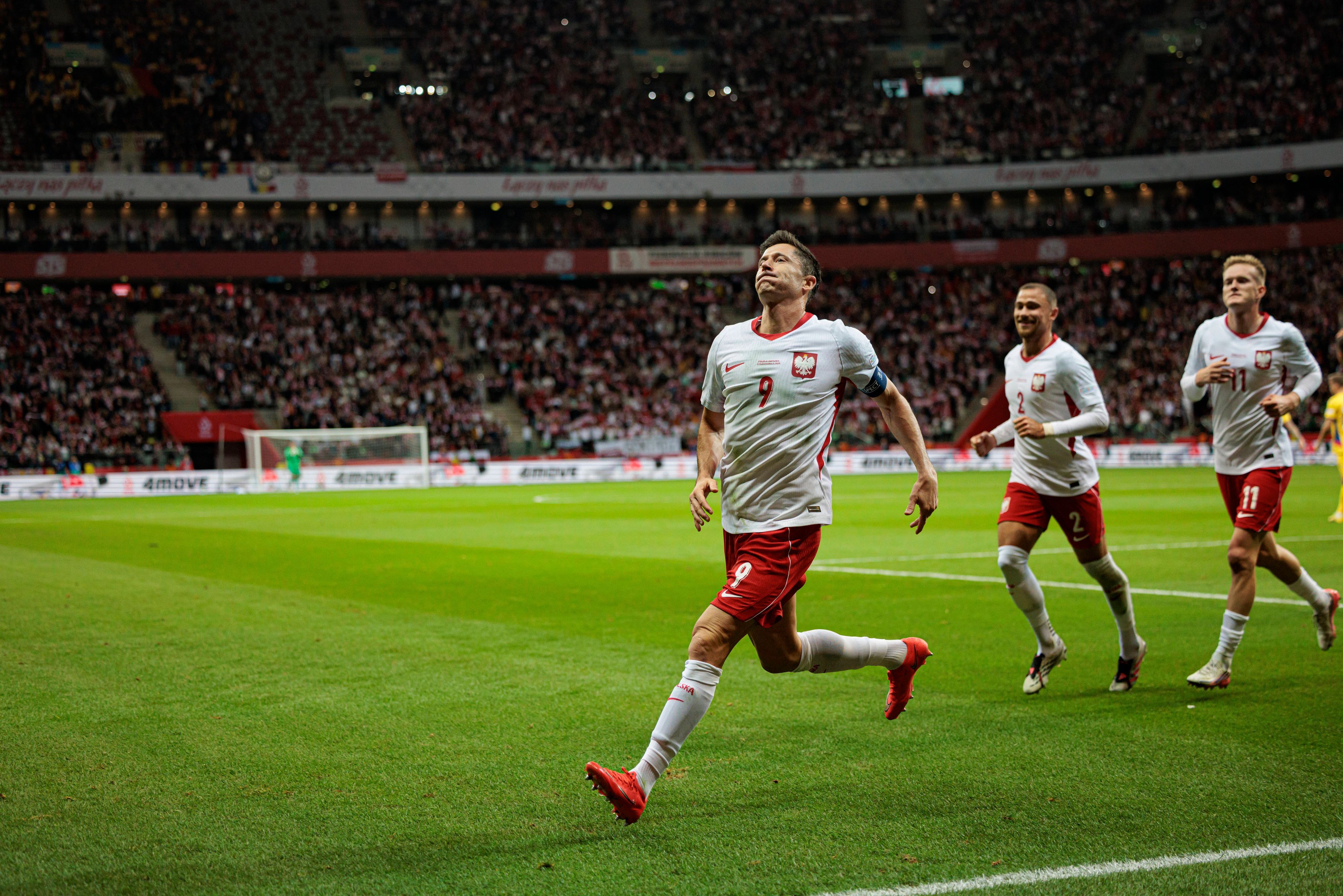 Robert Lewandowski jubelt nach seinem verwandelten Elfmeter, seine Teamkollegen kommen hinter ihm her.