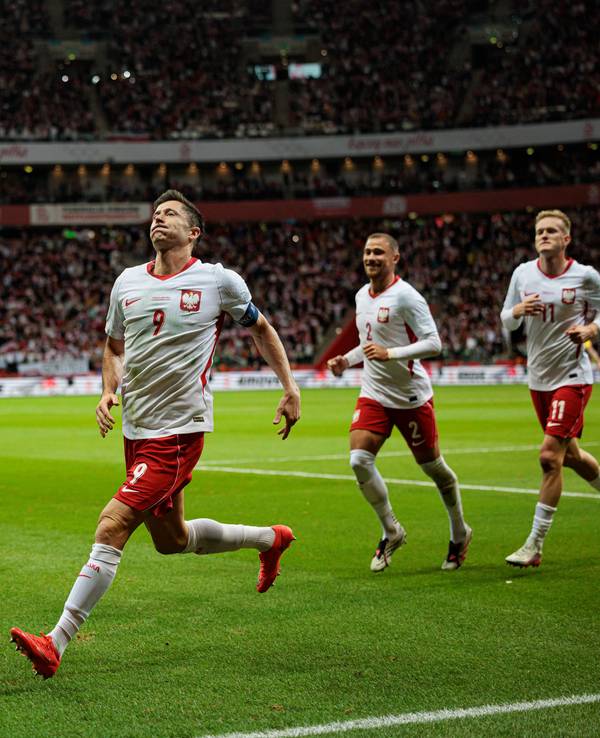 Robert Lewandowski jubelt nach seinem verwandelten Elfmeter, seine Teamkollegen kommen hinter ihm her.