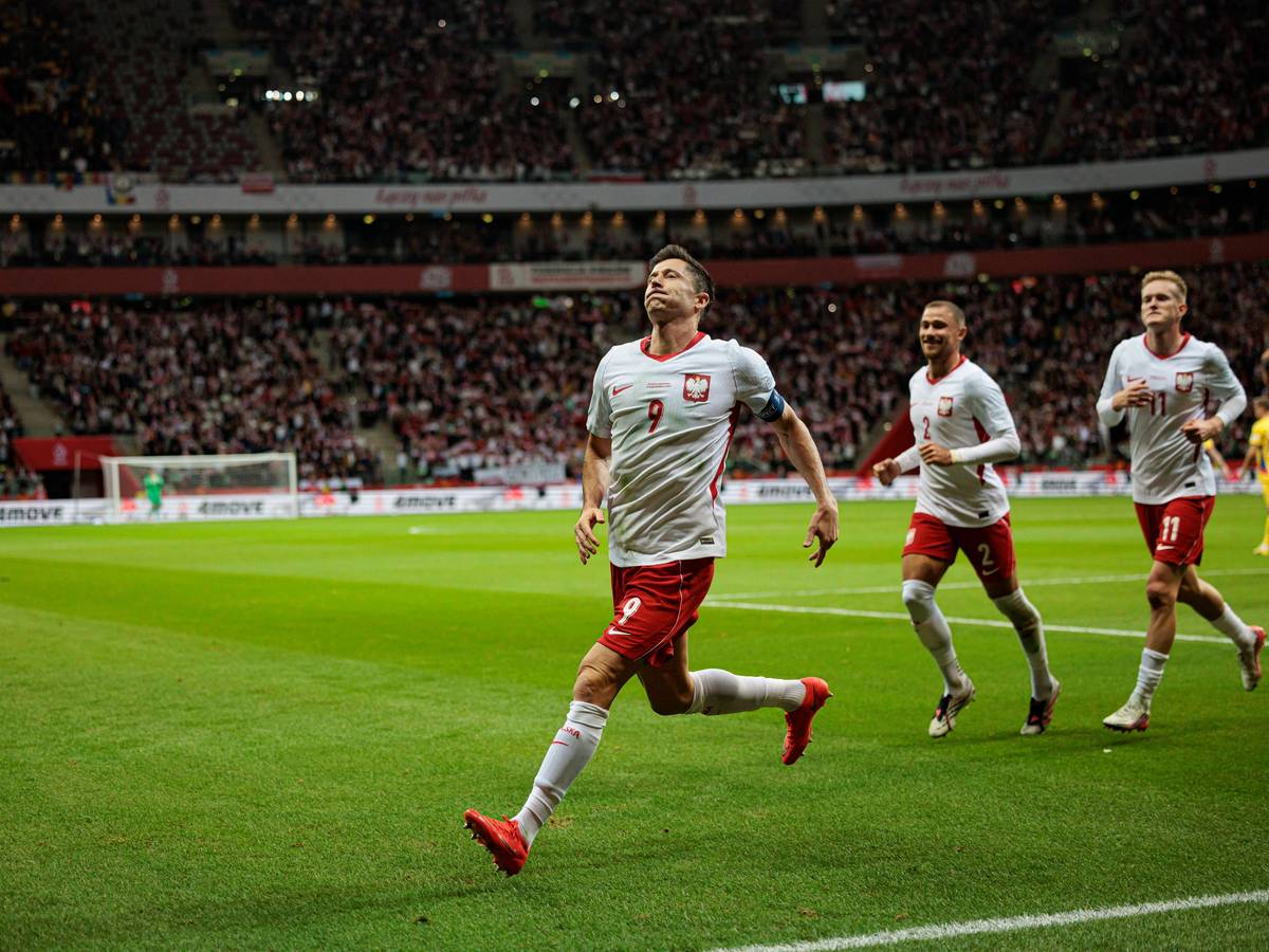 Robert Lewandowski jubelt nach seinem verwandelten Elfmeter, seine Teamkollegen kommen hinter ihm her.