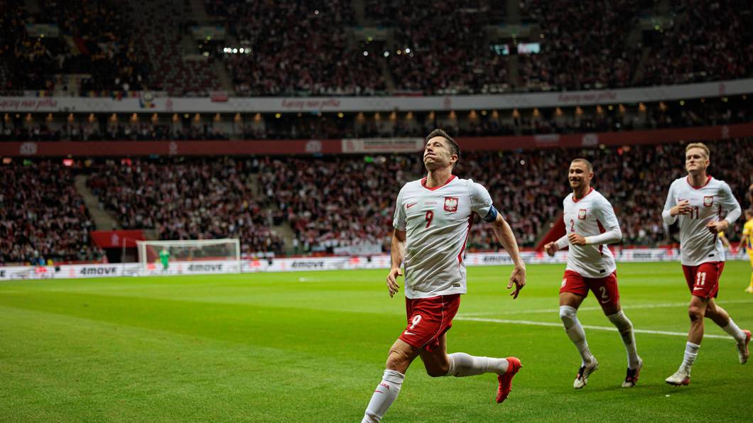 Robert Lewandowski jubelt nach seinem verwandelten Elfmeter, seine Teamkollegen kommen hinter ihm her.